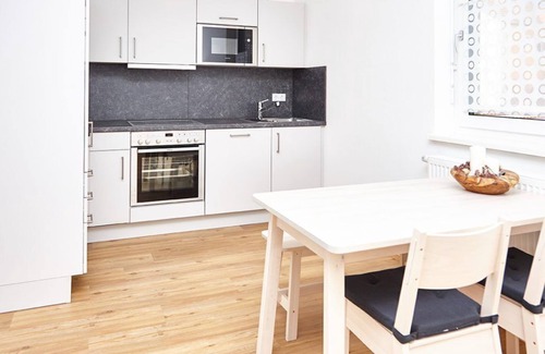Ebelsbach Apartment | Modernes 48qm Apartment mit französischem Balkon, kostenfreies WLAN, komplett ausgestattete Küchenzeile