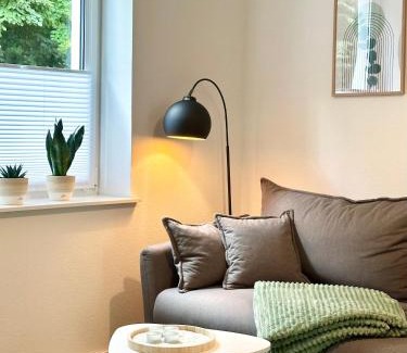 Aschersleben Apartment | Modernes Apartment mit Queensize-Bett, NETFLIX, Küche, Erdgeschoss, Nähe AMEOS Klinik