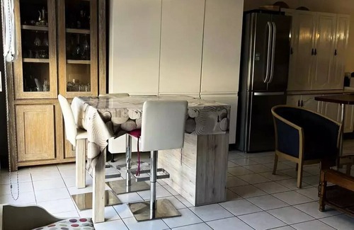 Las Bigues Villa | Modernes und praktisches Ferienhaus: WLAN, Klimaanlage, Parkplatz und Innenhof