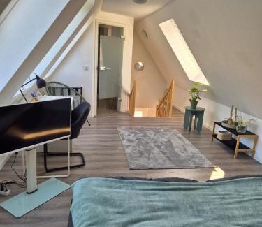 Sudstadt Apartment | Modernes Zimmer in ruhiger Lage