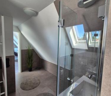Sudstadt Apartment | Modernes Zimmer in ruhiger Lage