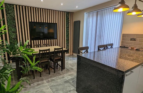 Chapeltown Apartment | Modernised 4 Bedroom Property Close To City Centre, Harehills Lane