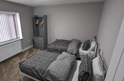 Chapeltown Apartment | Modernised 4 Bedroom Property Close To City Centre, Harehills Lane