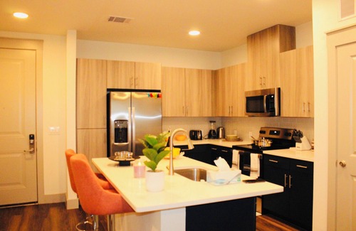 Addison Apartment | Modernist Home/Pool/GYM & Free Parking