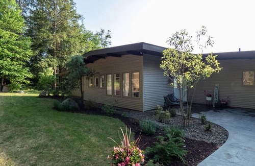 Monticello House | Modernist Lakefront Sojourn