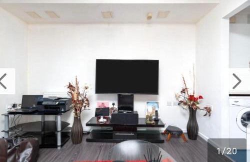 Broad Green Apartment | Modernized 1-Bedroom Flat in Croydon