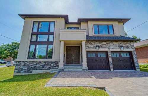 Richmond Hill Villa | Modernized Five Bedroom Villa