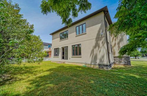 Richmond Hill Villa | Modernized Five Bedroom Villa