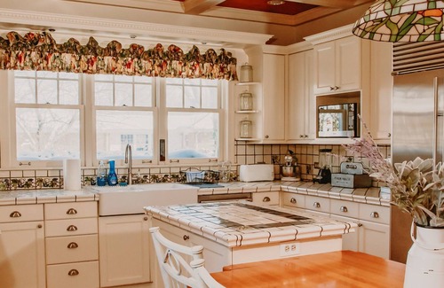 Des Plaines House | Modernized historic farmhouse 15 mins from O’Hare