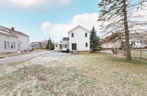 Medina House | Modernized Historical Home in Downtown Medina with Hot Tub