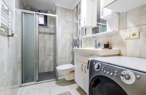 Maltepe Apartment | Modernly Designed Flat Near Metro in Maltepe