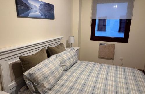 Puebla de Lillo Apartment | Moderno apartamento a pie de pista en la Estación de San Isidro