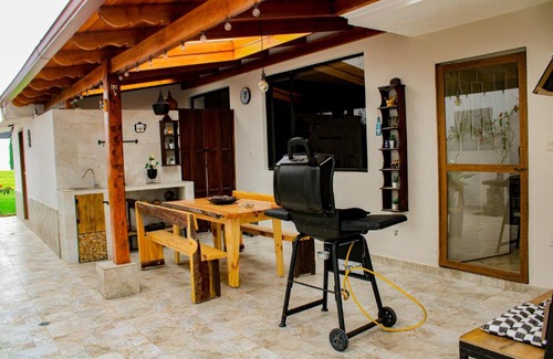 Ambato House | Moderno & Cálido Chalet con Amplia Área Verde