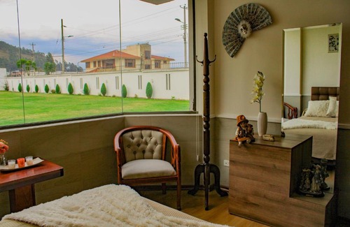Ambato House | Moderno & Cálido Chalet con Amplia Área Verde