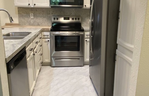 Modesto Condo | Modesto 2 Bdrm/2 Ba unit in gated area nr shopping, eateries, in unit wash/dryer