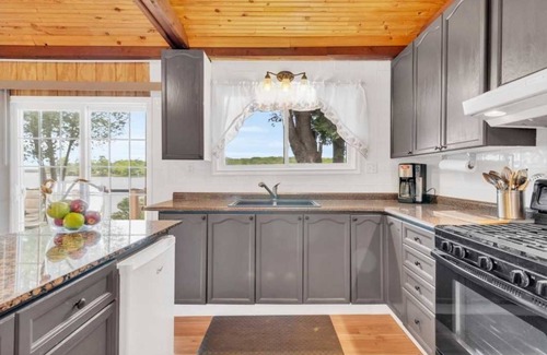 Centre Hastings Cottage | Moira Lakeside Cottage