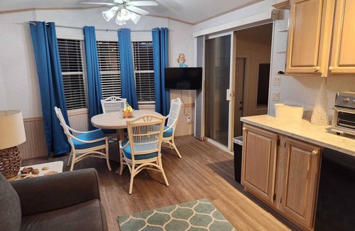 Venice House | Mojito Bay Hideway-Cute Park model home in beautiful Ramblers Rest resort.