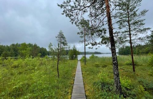 Etelainen House | Mökkituulos, beds for 4 One big bedroom, two beds separated with a big wardrobe