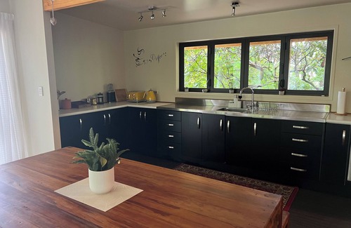 Tuateawa House | Mokoroa Retreat - peaceful location, pet friendly!