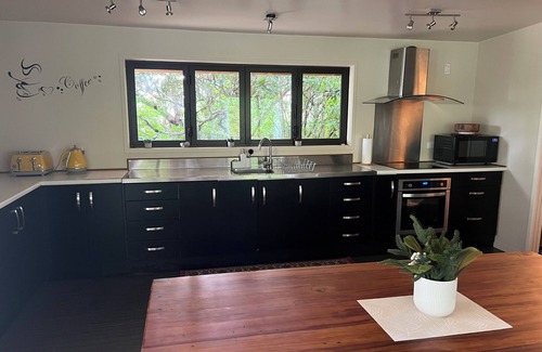 Tuateawa House | Mokoroa Retreat - peaceful location, pet friendly!