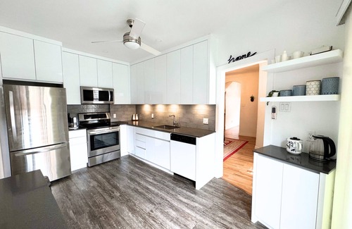 Cote-Des-Neiges—Notre-Dame-De-Grace Apartment | Monkland Cozy Plex