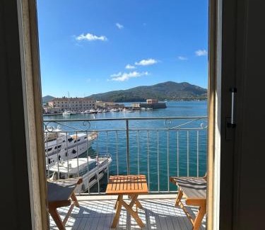 Portoferraio Old Town Apartment | Monolocale La Darsena