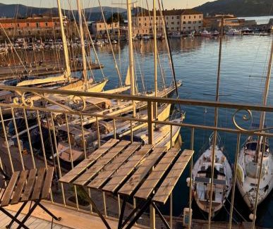 Portoferraio Old Town Apartment | Monolocale La Darsena