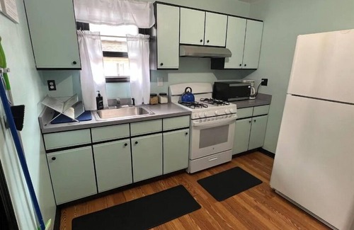 West Haven Apartment | Monopoly Manor-2Bdrm-Free Parking- Mins to Yale- Fully Stocked