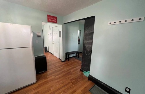 West Haven Apartment | Monopoly Manor-2Bdrm-Free Parking- Mins to Yale- Fully Stocked