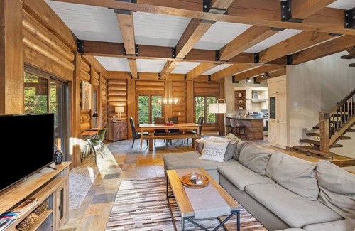 Saint-Faustin-Lac-Carre Ski Chalet | Mont Blanc- Le Grizzly - Cozy Log Cabin with Games Room