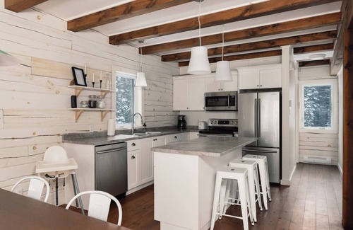 Saint-Faustin-Lac-Carre Ski Chalet | Mont Blanc - The Summit - Cozy Chalet with Climbing Wall