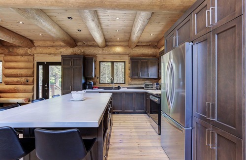Lac Superieur Village Ski Chalet | Mont-Tremblant Luxury Chalet – Hot Tub, Sauna, Fireplace & Lake Access
