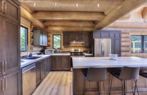Lac Superieur Village Ski Chalet | Mont-Tremblant Luxury Chalet – Hot Tub, Sauna, Fireplace & Lake Access