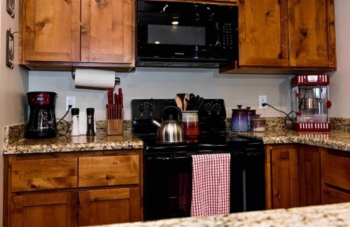 Bluffdale House | Montague Manor" W&D, Hot Tub, Queen Beds, Sleeps6