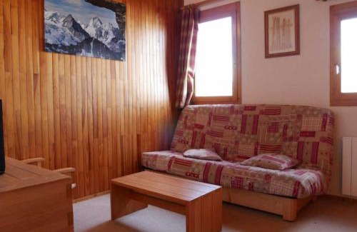 Montchavin Apartment | Montchavin: Studio cabine rénové équipé 3/4 pers, parking, proche pistes et commerces - FR-1-329-17