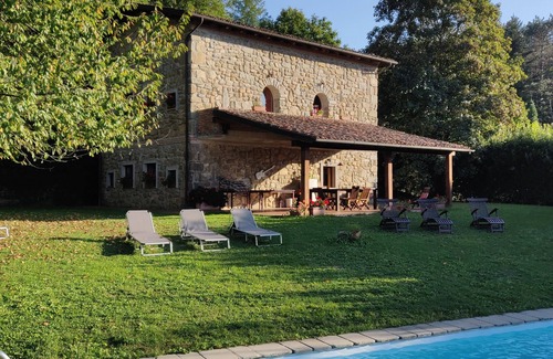 Castelnuovo di Garfagnana Villa | Monte Rotondo, Tuscany Villa with large private pool 200 mtrs walk to restaurant