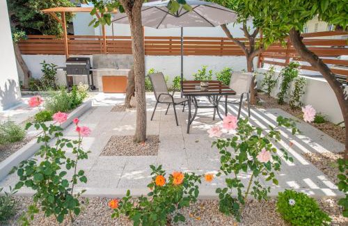 Rhodes Apartment | Monte Smith Luxury Garden Apartment With Parking