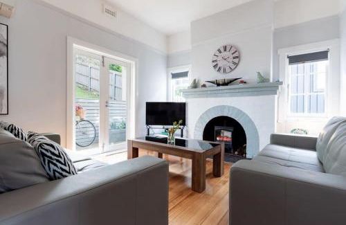 Newstead House | Monte-Vista: Minutes to the City Views & Parking