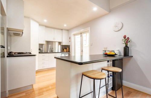Newstead House | Monte-Vista: Minutes to the City Views & Parking