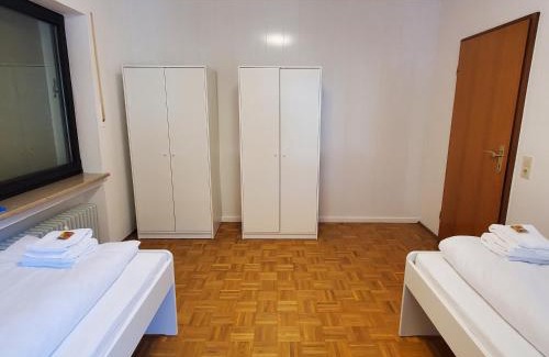 Straubing Apartment | Monteurs Wohnung mit 6 Einzelbetten, Küche, Parkplatz und Balkon
