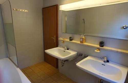 Straubing Apartment | Monteurs Wohnung mit 6 Einzelbetten, Küche, Parkplatz und Balkon