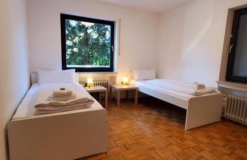 Straubing Apartment | Monteurs Wohnung mit 6 Einzelbetten, Küche, Parkplatz und Balkon