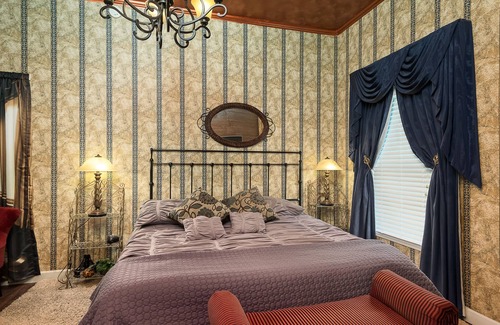Versailles Bed & Breakfast | Montgomery Inn BnB