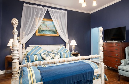 Versailles Bed & Breakfast | Montgomery Inn BnB