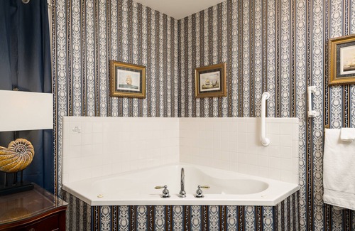 Versailles Bed & Breakfast | Montgomery Inn BnB