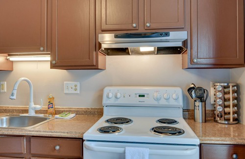 Montgomery Village House | Montgomery Village Townhome w/Patio: 27 Mi to DC!