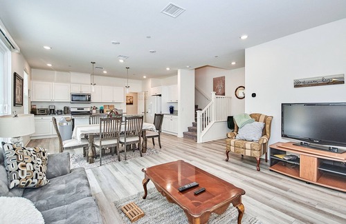 Upland Condo | Month~2022 Built~Bedrooms Upstairs~Walk 2 Mall~讲中文