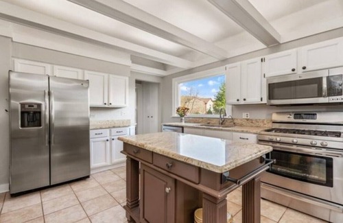 Fox Valley House | Monthly Stay~Pool Table~Backyard & Firepit~King Bd~WiFi~Spacious