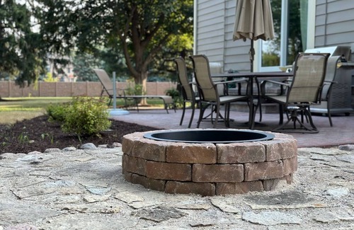 Fox Valley House | Monthly Stay~Pool Table~Backyard & Firepit~King Bd~WiFi~Spacious