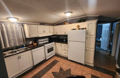 Raleigh House | MONTHLY STAYS 10BR Cabin-Style Home – Secluded Compound with abundant parking